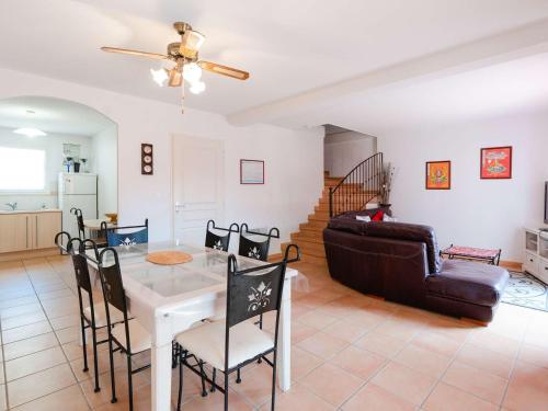 un salon avec une table, des chaises et un canapé dans l'établissement Villa 4 pièces pour 6 personnes avec terrasse, jardin, garage et WIFI à Narbonne-Plage - FR-1-409-136, à Narbonne-Plage