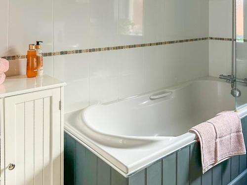 a white bath tub in a bathroom at Weavers Lodge in Ibsley