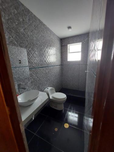 ein Bad mit einem WC und einem Waschbecken in der Unterkunft AyacuchoDepa in Ayacucho