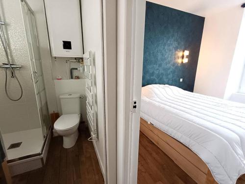 La salle de bains est pourvue d'un lit, de toilettes et d'une douche. dans l'établissement Appartement rénové au centre de Trébeurden, 400m de la plage, proche commerces - FR-1-368-407, à Trébeurden