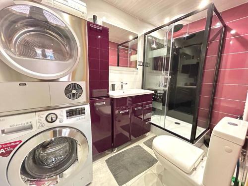 une salle de bain avec une machine à laver et un lavabo dans l'établissement Superbe T2 Rez-de-Jardin Proche Plage avec Terrasse et Parkings - Argelès-sur-Mer - FR-1-388-220, à Argelès-sur-Mer