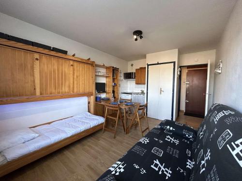 une chambre avec deux lits et une table dans l'établissement Studio à 50m de la plage, 3 couchages, quartier estacade - FR-1-224C-281, à Saint-Jean-de-Monts