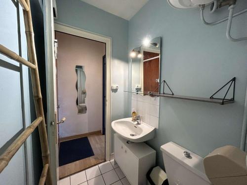une salle de bain avec un lavabo et des toilettes dans l'établissement Studio à 50m de la plage, 3 couchages, quartier estacade - FR-1-224C-281, à Saint-Jean-de-Monts
