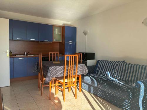 une cuisine et un salon avec une table et un canapé dans l'établissement Appartement 3 pièces proche plage à Cannes la Bocca - FR-1-609-95, à Cannes
