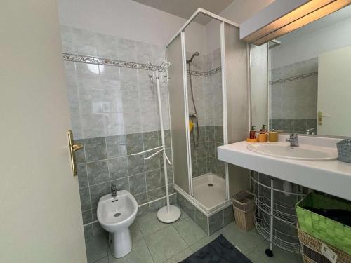 une salle de bain avec toilettes, lavabo et douche dans l'établissement Appartement 3 pièces proche plage à Cannes la Bocca - FR-1-609-95, à Cannes