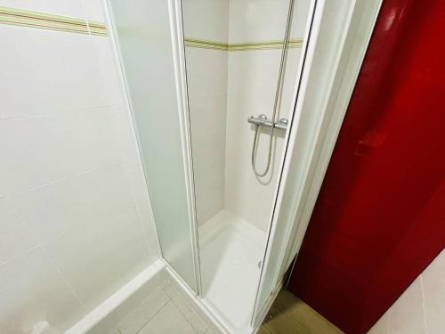 une douche avec une porte vitrée dans une salle de bain dans l'établissement Studio rénové, 4 pers, parking privé, proche port et plage - Cap d'Agde - FR-1-723-127, au Cap d'Agde