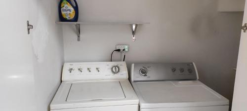 uma cozinha com um fogão e uma máquina de lavar e secar roupa em Casa a 5 min., del Consulado americano em Ciudad Juárez