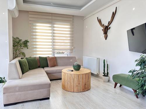 sala de estar con sofá y mesa en Şehrin kalbinde benzersiz ev, en Mersin