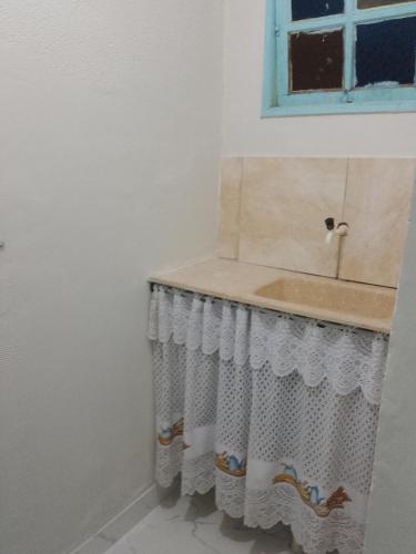 baño con lavabo y ventana en Suíte Sunflower 103 en Rio das Ostras