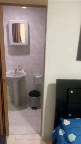 a small bathroom with a sink and a toilet at Habitacion en casa familiar in Barranquilla