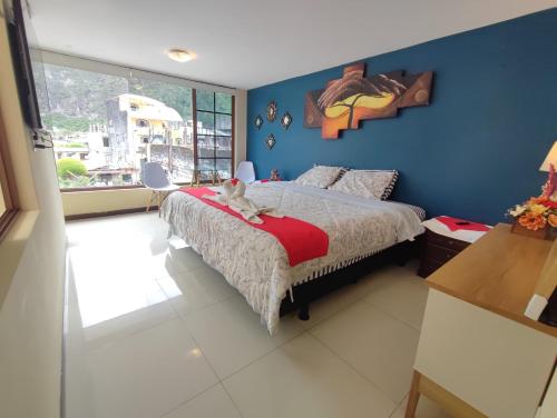 un perro acostado en una cama en un dormitorio en TURI Suite con Jacuzzi, centro de la ciudad, en Baños