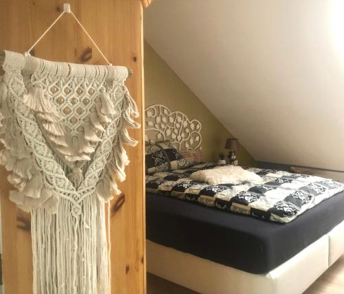 een slaapkamer met een bed met een wit gordijn bij Auszeit Schluchsee - Fewo Tanja - Oase der Stille - in Schluchsee