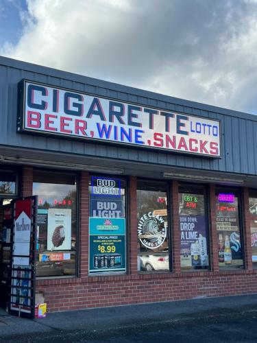 a store with a sign that says beer wine and snacks at Columbus Motor Inn in Seattle