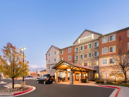 una representación de un hotel con un coche aparcado delante en Staybridge Suites Midvale, an IHG Hotel, en Midvale