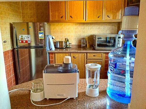 eine Küche mit einer Flasche Wasser und einem Mixer in der Unterkunft Men’s Retreat: Cozy Room with Free WiFi & AC in Kairo