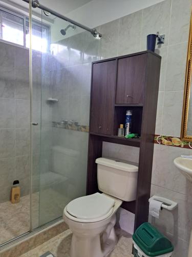 W łazience znajduje się toaleta i przeszklony prysznic. w obiekcie Finca La Primavera w mieście Manizales