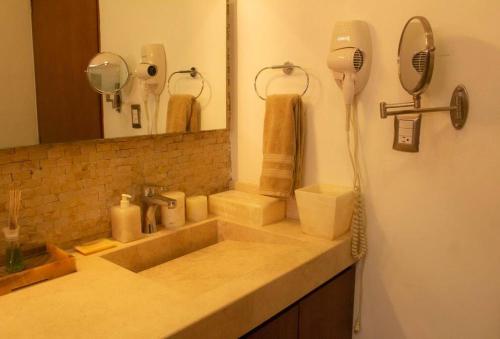 ein Badezimmer mit einem Waschbecken und einem Haartrockner in der Unterkunft Rancho Allynne 