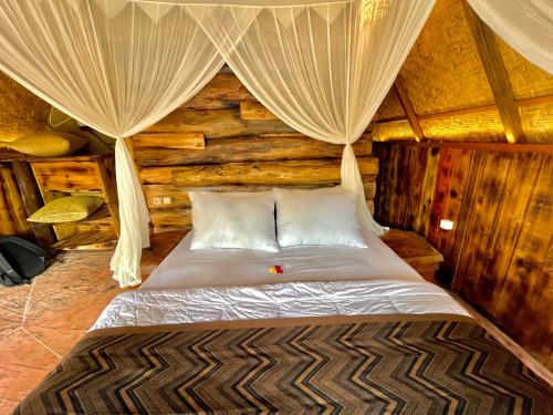 TampaksiringにあるRoyal Kemala Villa - Jungle View with Private Poolのログキャビン内のベッドルーム1室