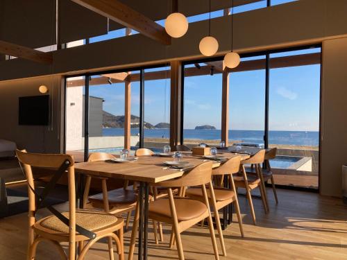 - une salle à manger avec une table et des chaises offrant une vue dans l'établissement SETO CLAS TSUDA THE BEACH RESORT A, 