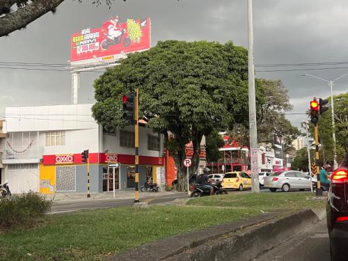 El barrio en el que está el departamento o un barrio cercano