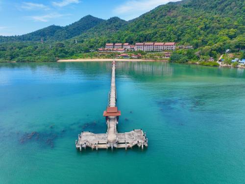 une île au milieu d'une masse d'eau dans l'établissement Tina Holiday Homes, à Ko Chang