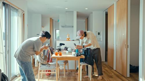 dos personas de pie en una cocina mirando sus móviles en terya, 