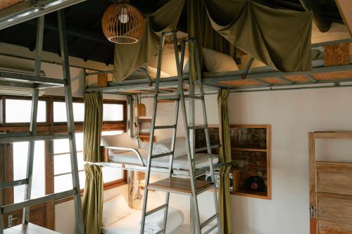 Palanda nebo palandy na pokoji v ubytování 365.Hostel