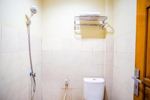een badkamer met een douche en een toilet bij Hotel Galaxy Waena in Sentani