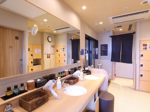 baño con 2 lavabos y espejo grande en Dormy Inn Ueno Okachimachi, en Tokio