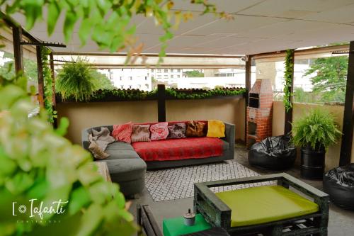 Garden Hostel - Santana في ساو باولو: غرفة معيشة مع أريكة وطاولة