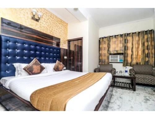 a bedroom with a large bed in a room at Hotel Shelton, Chandigarh in Chandīgarh