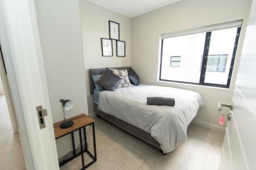 Un dormitorio pequeño con una cama y una ventana. en First Class Apartment At Bella, en Summerstrand