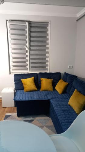 een blauwe bank met gele kussens in de woonkamer bij Mer Toon in Dilidzjan