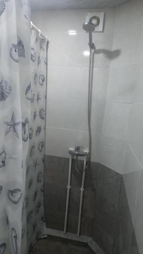 een douche in een badkamer met een douchegordijn bij Mer Toon in Dilidzjan