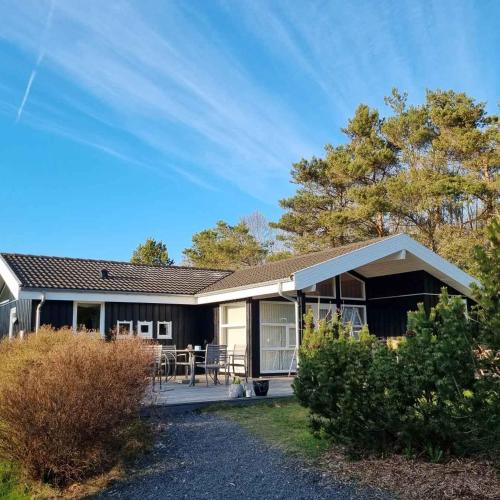 uma casa com um alpendre e um pátio em Excellent Cottage With Sauna And Spa, 10 Persons, em Højby