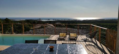 un patio avec une table et des chaises sur un balcon dans l'établissement Villa pedicervu haut, à Ventiseri