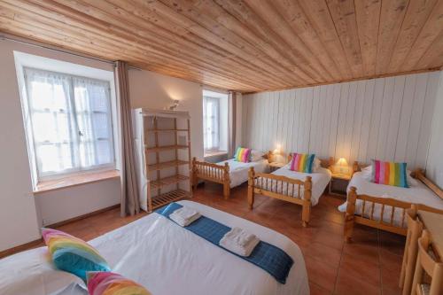 - une chambre avec 2 lits et des chaises dans l'établissement Auberge de L'Echauguette, à Mont-Dauphin