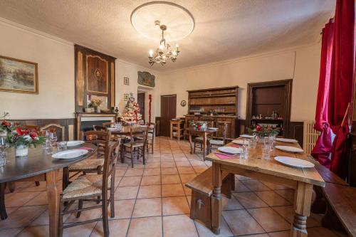 une salle à manger avec des tables et des chaises et un sapin de Noël dans l'établissement Auberge de L'Echauguette, à Mont-Dauphin