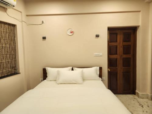 Ein Bett oder Betten in einem Zimmer der Unterkunft The Broome Kolkata