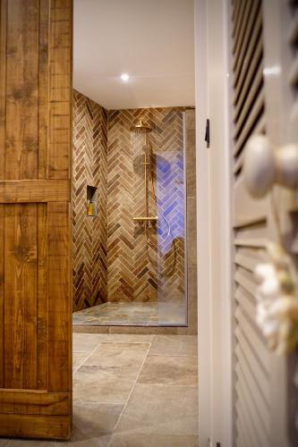 a hallway with a wooden wall and a mirror at BALI DREAM, pour une escapade inoubliable! in Grenoble