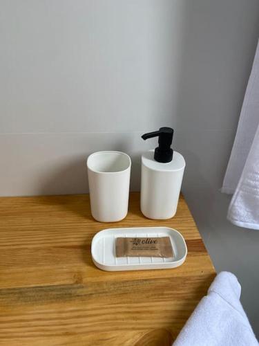 a scale and two cups on a wooden table at Alojamiento Baeza California 4B in Baeza