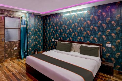 En eller flere senge i et værelse på Hotel Quadis