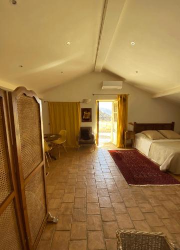 - une chambre avec un lit et une chambre avec une table dans l'établissement Hotel Palazzu Pigna, à Pigna