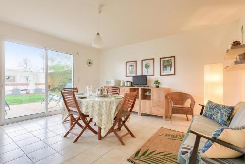 une cuisine et une salle à manger avec une table et des chaises dans l'établissement 700m plage d'Arès- Jardin et pins, maison pour 4, à Arès