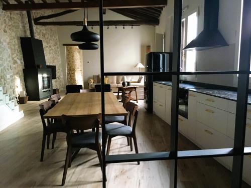 a kitchen and dining room with a wooden table and chairs at Paz y Lavanda in Valdelaguna