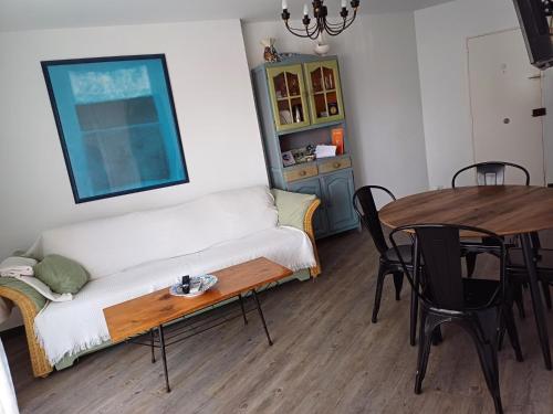 sala de estar con sofá y mesa en Apartamento REX, en Benidorm