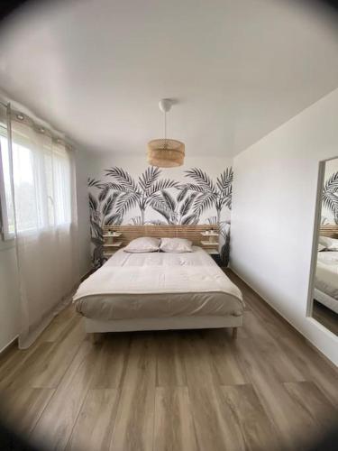 une chambre avec un grand lit dans une pièce dans l'établissement Maison au cœur de la campagne, à Saint-Romans