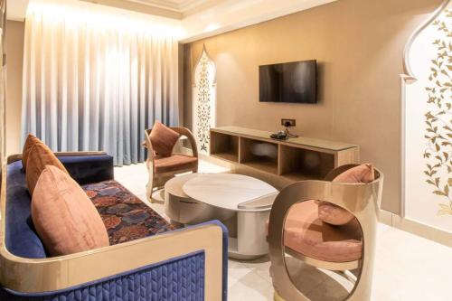 Muzaffarnagar的住宿－SWARN INN AND SUITES，带沙发和电视的客厅