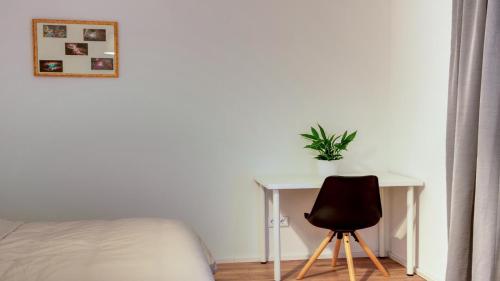 um quarto com uma secretária e uma cadeira ao lado de uma cama em Dream home em Essen
