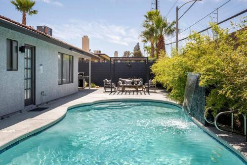 Vegas Haus/ Heated Pool/ 15 min to Las Vegas Strip